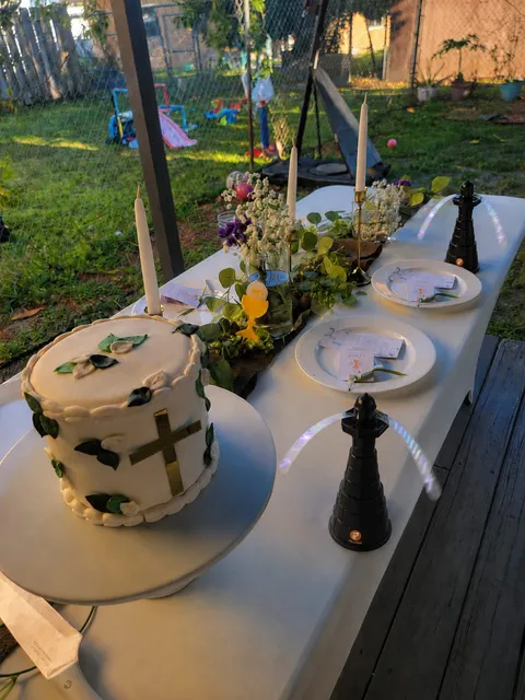 Mesa de celebración familiar al aire libre con los ventiladores Fretech espantando las moscas